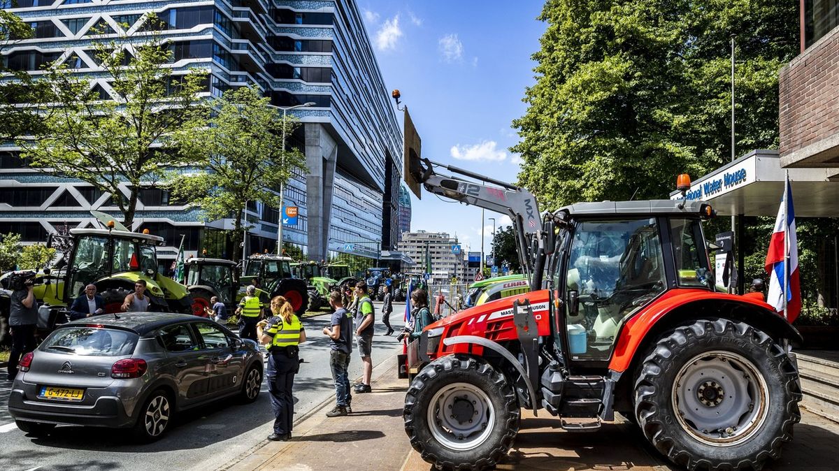 Farmáři v Nizozemsku nechtějí snižovat emise, policie střílela po traktorech